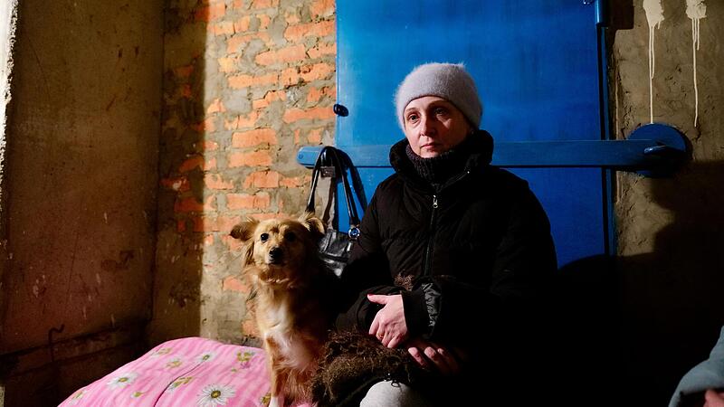 Yuliia mit ihrem Hund Santa im Luftschutzkeller in Schytomyr westlich von Kiew. Der kluge Hund gibt allen im &bdquo;Bunker&ldquo; Mut.