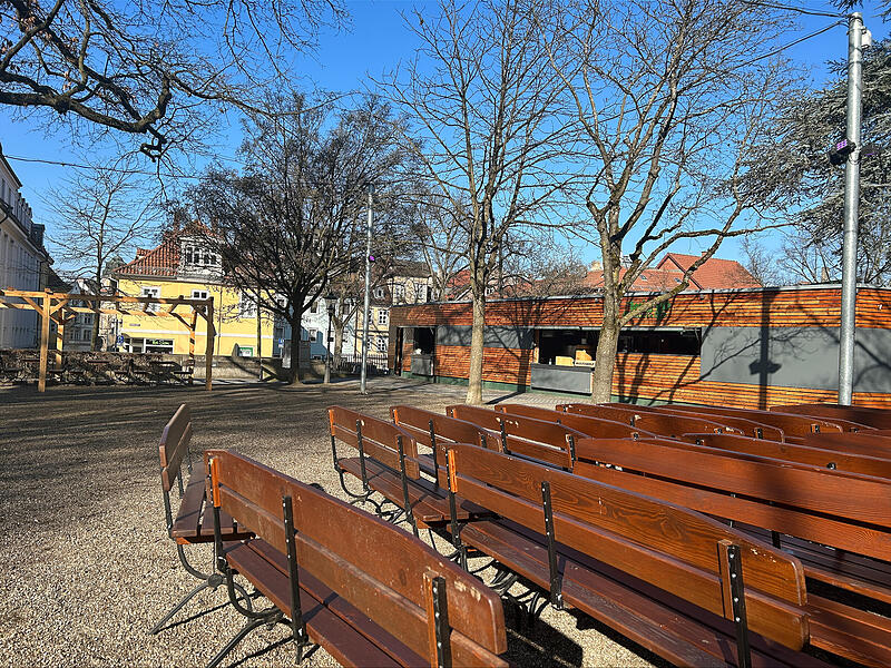Im Coburger Josiasgarten laufen die Vorbereitungen auf die neue Biergartensaison.