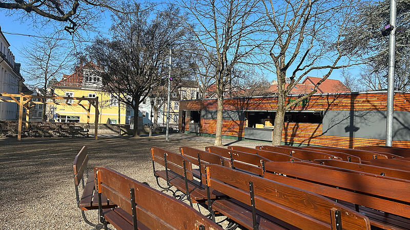 Im Coburger Josiasgarten laufen die Vorbereitungen auf die neue Biergartensaison.