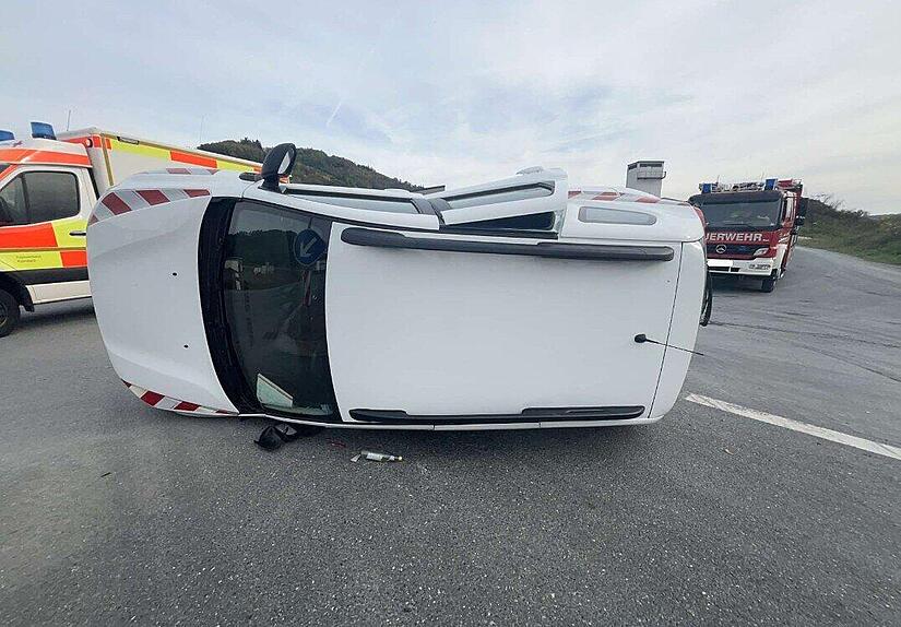 Dacia kippt bei Unfall in Stadtsteinach auf die Seite