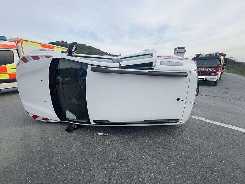 Dacia kippt bei Unfall in Stadtsteinach auf die Seite