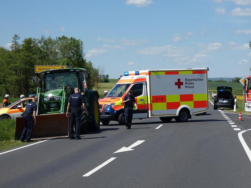 An dieser Einmündung bog der Traktorfahrer nach links ab und übersah dabei einen vorfahrtsberechtigten Motorradfahrer, der in der Folge auf die Ladeschaufel des Bulldogs prallte.