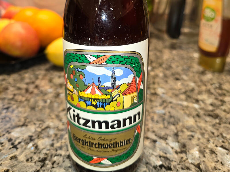 Fritz Endres h&uuml;tet in seinem Keller noch 12 originalverschlossene Flaschen Erlanger Bergkirchweihbier von 1976. Das ist eine davon.