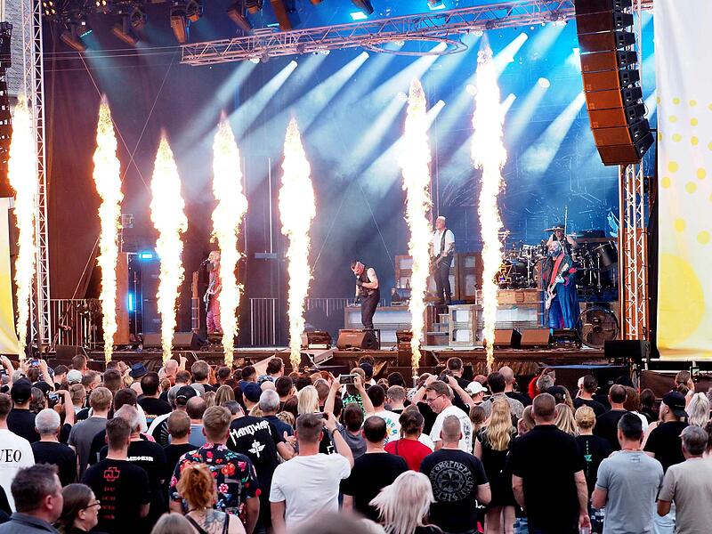 Stahlzeit er&ouml;ffnet den Open-Air-Sommer in Cortendorf.Die Band Stahlzeit beim Huk-Open-Air-Sommer 2025