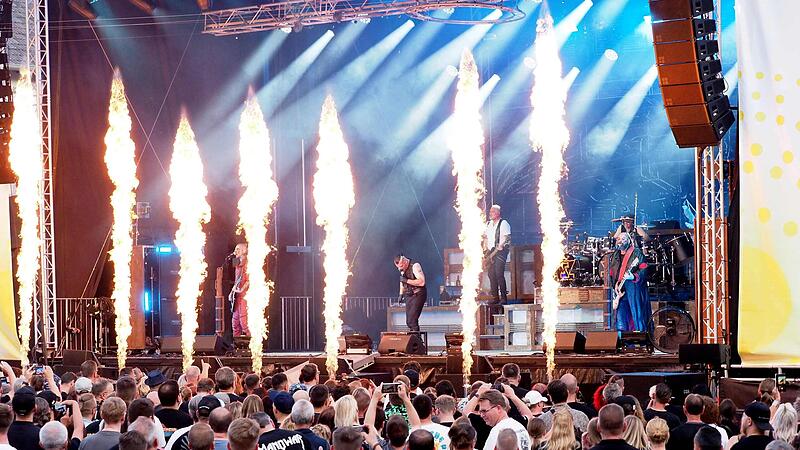 Stahlzeit er&ouml;ffnet den Open-Air-Sommer in Cortendorf.Die Band Stahlzeit beim Huk-Open-Air-Sommer 2025