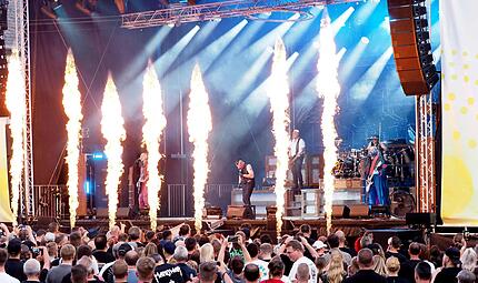 Stahlzeit er&ouml;ffnet den Open-Air-Sommer in Cortendorf.Die Band Stahlzeit beim Huk-Open-Air-Sommer 2025
