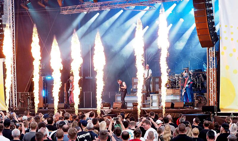 Stahlzeit er&ouml;ffnet den Open-Air-Sommer in Cortendorf.Die Band Stahlzeit beim Huk-Open-Air-Sommer 2025