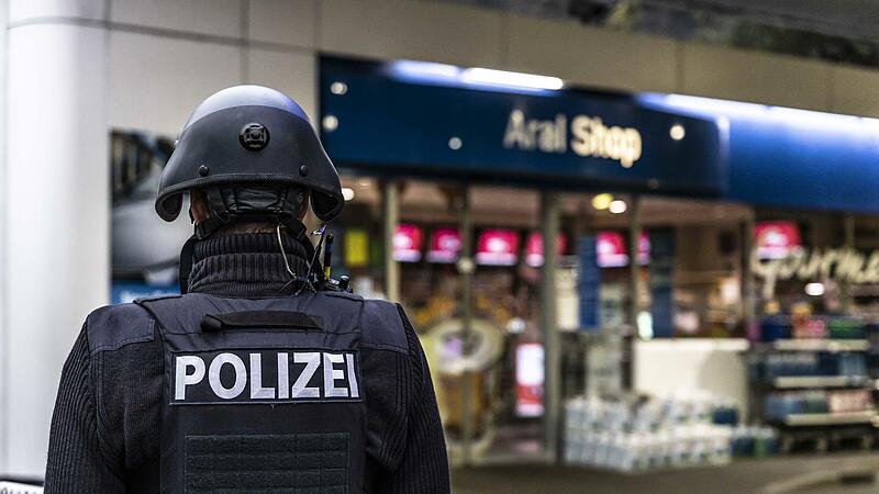 Polizisten sichern eine Tankstelle Idar-Oberstein, wo ein Aushilfskassierer von einem Mann erschossen wurde &ndash; mutma&szlig;lich, weil dieser die Corona-Regeln nicht akzeptieren wollte.
