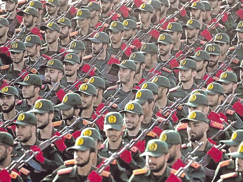 Kadetten der iranischen Revolutionsgarden marschieren w&auml;hrend einer j&auml;hrlichen Milit&auml;rparade vor dem Schrein des verstorbenen Revolutionsgr&uuml;nders Ajatollah Khomeini auf.