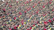Kadetten der iranischen Revolutionsgarden marschieren w&auml;hrend einer j&auml;hrlichen Milit&auml;rparade vor dem Schrein des verstorbenen Revolutionsgr&uuml;nders Ajatollah Khomeini auf.
