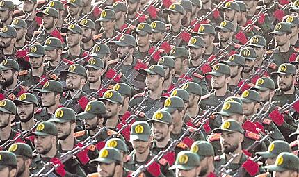 Kadetten der iranischen Revolutionsgarden marschieren w&auml;hrend einer j&auml;hrlichen Milit&auml;rparade vor dem Schrein des verstorbenen Revolutionsgr&uuml;nders Ajatollah Khomeini auf.