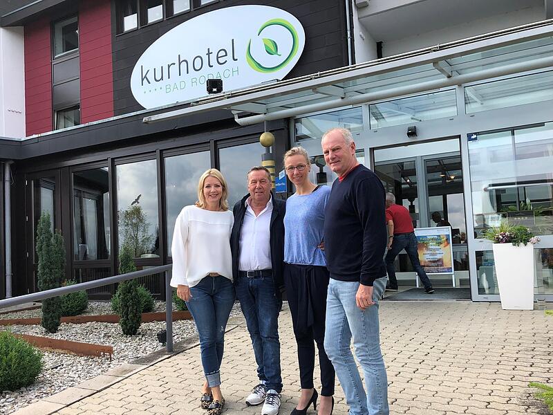 Erinnerungsfoto: Roland Kaiser und seine Frau Silvia (links) verbrachten im August 2019 zwei Nächte im Bad Rodacher Kurhotel. Mit im Bild Chef Lutz Lange sowie die Geschäftsführerin der Therme Natur, Stine Michel. Erinnerungsfoto: Roland Kaiser und seine Frau Silvia (links) verbrachten im August 2019 zwei Nächte im Bad Rodacher Kurhotel. Mit im Bild Chef Lutz Lange sowie die Geschäftsführerin der Therme Natur, Stine Michel.