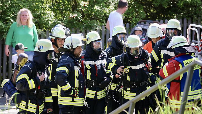 Atemschutz, um in die verrauchten Teile vordringen zu können