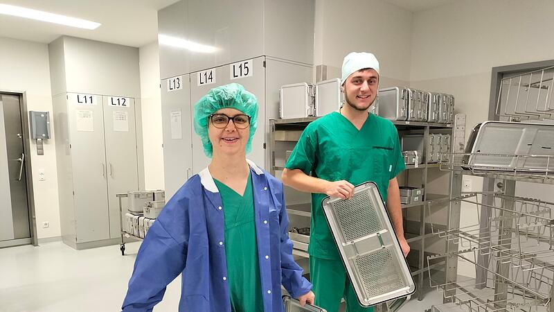 Mareike Gottschalk arbeitet in der Sterilisationsabteilung des Klinikums Bamberg - und kann sich bei allen Fragen auf Inklusionsbegleiter Moritz Schnabel verlassen.