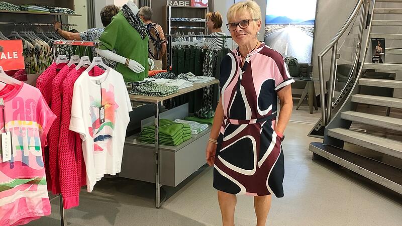 Petra Geßner trägt ein Kleid aus der aktuellen Saison