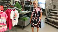 Petra Geßner trägt ein Kleid aus der aktuellen Saison