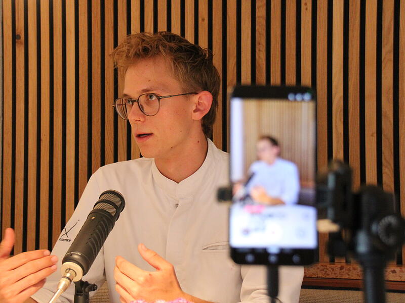 Der Auszubildende Ben Seyferth erzählt im Podcast von der modernen Ausbildung in der Spitzengastronomie. Wie spornt ein Stern an und welche Vorurteile hat er gehört, bevor er die Ausbildung angefangen hat?