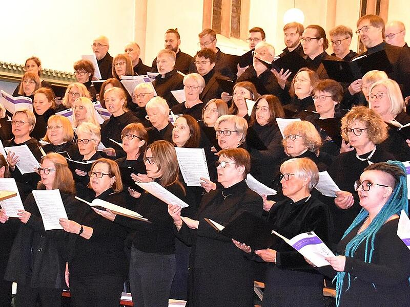 Unter der Leitung von Christian Reitenspieß überzeugten die Kulmbacher Kantorei und der Dekanatschor Windsbach in der Petrikirche.