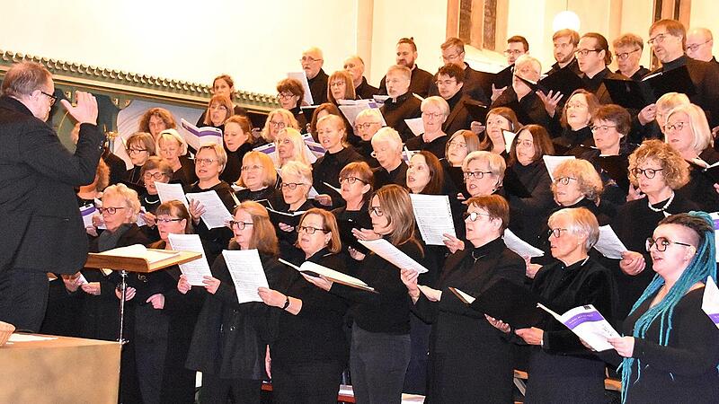 Unter der Leitung von Christian Reitenspieß überzeugten die Kulmbacher Kantorei und der Dekanatschor Windsbach in der Petrikirche.