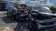Warum rammte der Fahrer des Kleinbusses den BMW? Die Ursachenforschung dauert an, fest steht, wenn man diese Bilder: Der Aufprall erfolgte mit großer Wucht.