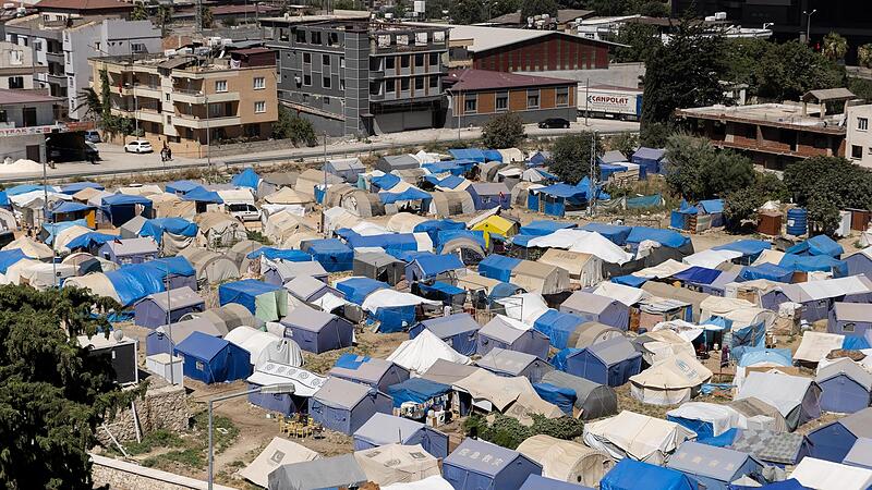 Eine Zeltstadt wurde f&uuml;r die &Uuml;berlebenden des Erdbebens im Stadtzentrum von Antakya errichtet.