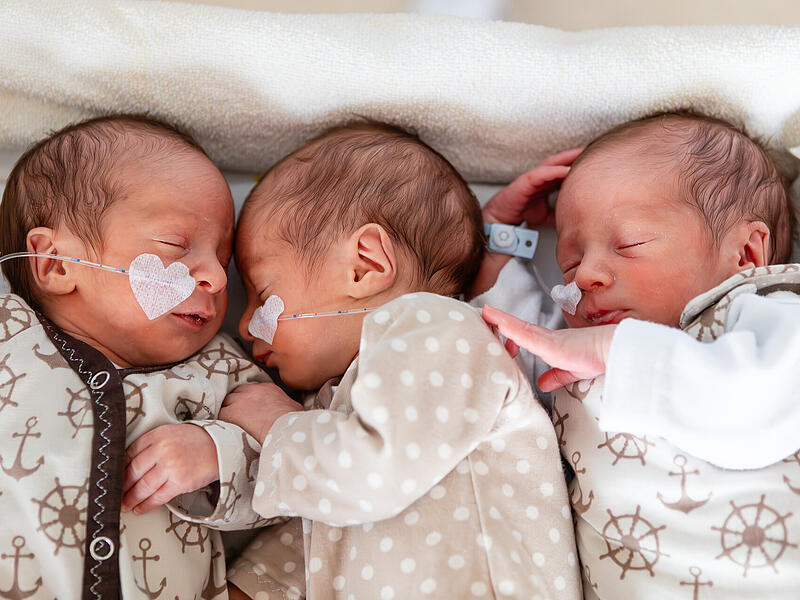 Die eineiigen Drillinge Zakariya, Yaaquoub und Ayoub erblickten am 27. Januar 2026 im Krei&szlig;saal Bamberg das Licht der Welt und werden aktuell in der Neonatologie der Sozialstiftung Bamberg versorgt.