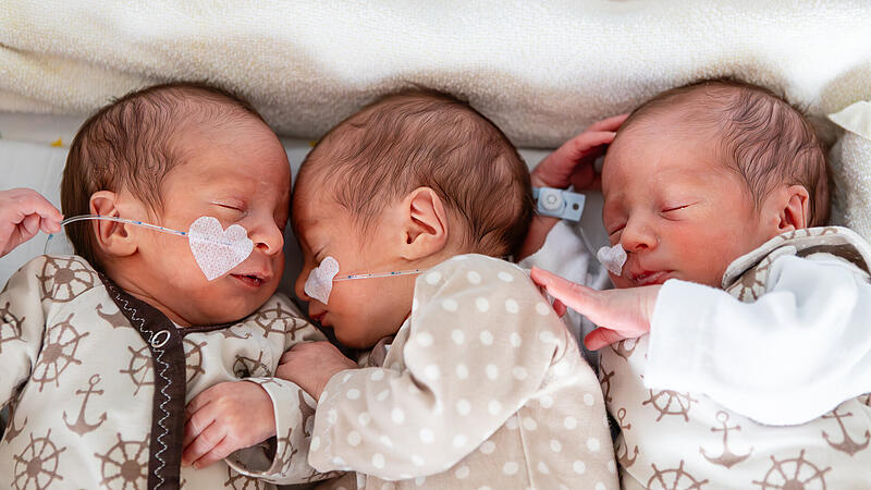 Eineiige Drillinge in Bamberg Die eineiigen Drillinge Zakariya, Yaaquoub und Ayoub erblickten am 27. Januar 2026 im Kreißsaal Bamberg das Licht der Welt und werden aktuell in der Neonatologie der Sozialstiftung Bamberg versorgt.