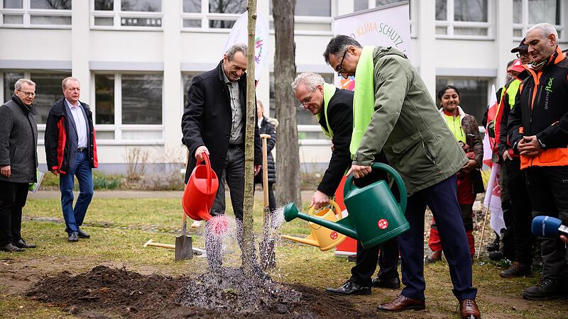 Bundesagrarminister Cem &Ouml;zdemir (rechts) pflanzt  mit Harald Schaum (links), stellv. Bundesvorsitzender der IG BAU, und Schulleiter Stephan Alker im Garten der Berliner Peter-Lenn&eacute;-Schule in Berlin einen Baum als Teil einer bundesweiten Aktion der...