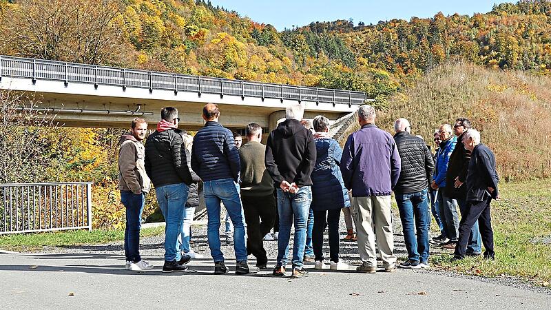 Bringt die Verlängerung der Schallschutzhügel (rechts im Hintergrund) neben der Ortsumgehung mehr Ruhe in die Hammergrund-Siedlung? Der Stadtrat hat sich bereits vor einem Jahr mit Betroffenen vor Ort getroffen. Eine Entscheidung steht immer noch ... Bringt die Verlängerung der Schallschutzhügel (rechts im Hintergrund) neben der Ortsumgehung mehr Ruhe in die Hammergrund-Siedlung? Der Stadtrat hat sich bereits vor einem Jahr mit Betroffenen vor Ort getroffen. Eine Entscheidung steht immer noch ...