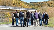 Bringt die Verlängerung der Schallschutzhügel (rechts im Hintergrund) neben der Ortsumgehung mehr Ruhe in die Hammergrund-Siedlung? Der Stadtrat hat sich bereits vor einem Jahr mit Betroffenen vor Ort getroffen. Eine Entscheidung steht immer noch ... Bringt die Verlängerung der Schallschutzhügel (rechts im Hintergrund) neben der Ortsumgehung mehr Ruhe in die Hammergrund-Siedlung? Der Stadtrat hat sich bereits vor einem Jahr mit Betroffenen vor Ort getroffen. Eine Entscheidung steht immer noch ...