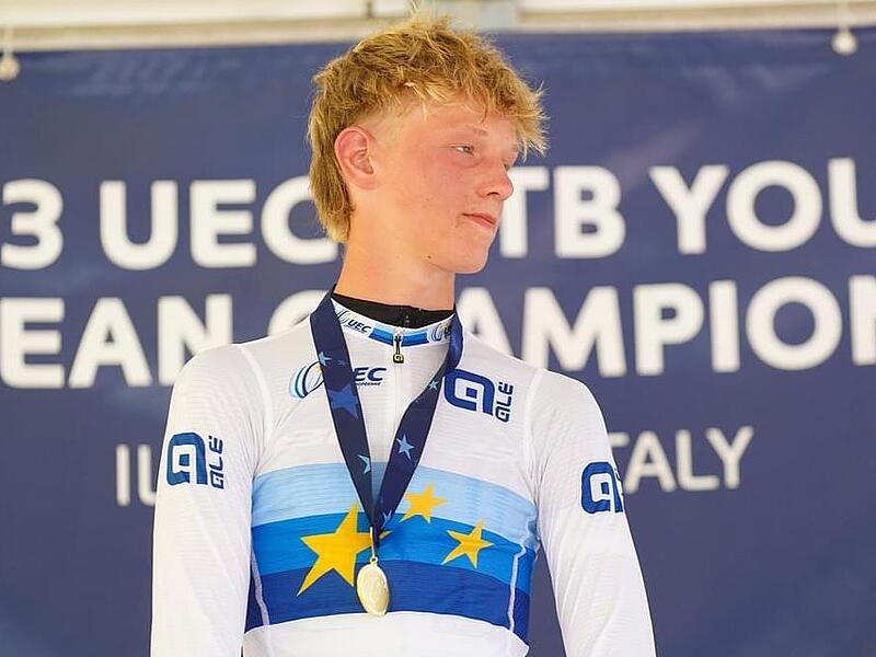 Als Lohn für den Sieg gab es neben der Goldmedaille auch ein Trikot für Europameister Elias Hückmann. Als Lohn für den Sieg gab es neben der Goldmedaille auch ein Trikot für Europameister Elias Hückmann.