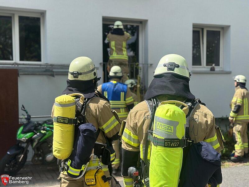 Feuerwehr Bamberg wird zu Zimmerbrand in Mehrfamilienhaus alarmiert Am Einsatzort angekommen stand die Feuerwehr vor verschlossenen Türen.