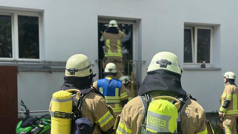 Feuerwehr Bamberg wird zu Zimmerbrand in Mehrfamilienhaus alarmiert Am Einsatzort angekommen stand die Feuerwehr vor verschlossenen Türen.