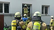 Feuerwehr Bamberg wird zu Zimmerbrand in Mehrfamilienhaus alarmiert Am Einsatzort angekommen stand die Feuerwehr vor verschlossenen Türen.