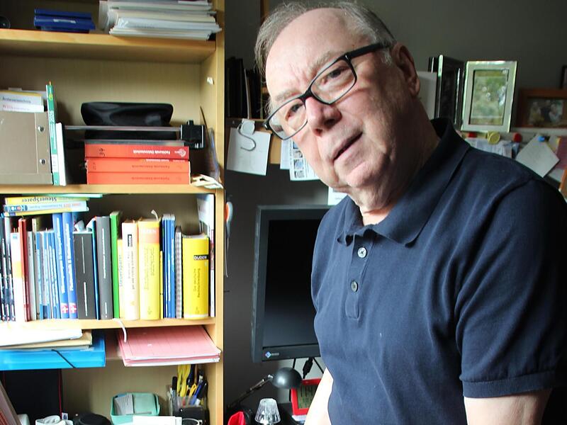 Klaus Tkotz in seinem Arbeitszimmer mit mehreren Exemplaren seiner j&uuml;ngsten Fachb&uuml;cher &ndash; mit &Uuml;bersetzungen unter anderem ins Tschechische, Vietnamesische und Chinesische. R. Popp