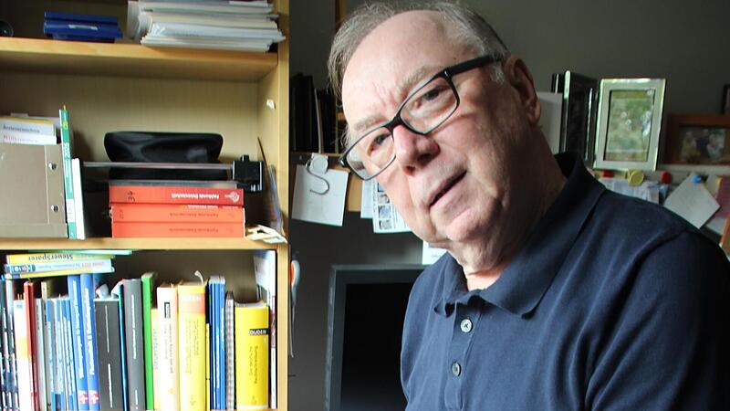 Klaus Tkotz in seinem Arbeitszimmer mit mehreren Exemplaren seiner jüngsten Fachbücher – mit Übersetzungen unter anderem ins Tschechische, Vietnamesische und Chinesische. R. Popp Klaus Tkotz in seinem Arbeitszimmer mit mehreren Exemplaren seiner jüngsten Fachbücher – mit Übersetzungen unter anderem ins Tschechische, Vietnamesische und Chinesische. R. Popp