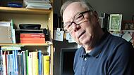 Klaus Tkotz in seinem Arbeitszimmer mit mehreren Exemplaren seiner jüngsten Fachbücher – mit Übersetzungen unter anderem ins Tschechische, Vietnamesische und Chinesische. R. Popp Klaus Tkotz in seinem Arbeitszimmer mit mehreren Exemplaren seiner jüngsten Fachbücher – mit Übersetzungen unter anderem ins Tschechische, Vietnamesische und Chinesische. R. Popp