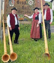 „Rhöner Alphornbläser“ von links: Josef Kaufmann, Ingrid Schubert, Wolfgang Fella. Reiner Morshäuser gehört ebenfalls dazu.