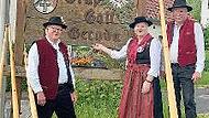 „Rhöner Alphornbläser“ von links: Josef Kaufmann, Ingrid Schubert, Wolfgang Fella. Reiner Morshäuser gehört ebenfalls dazu.