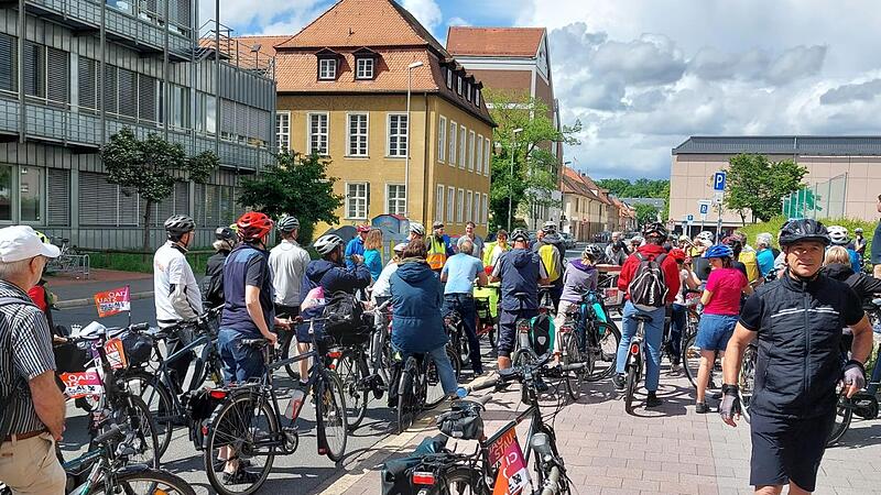 Über 100 Teilnehmer nahmen an einer Radtour entlang des Erlanger Teils der Stub-Trasse teil. Über 100 Teilnehmer nahmen an einer Radtour entlang des Erlanger Teils der Stub-Trasse teil.