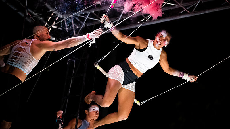 Bei der Hauptshow des ZirkArt Festivals 2025 in Forchheim hielt eine spektakuläre Flugtrapezperformance das Publikum in Atem.