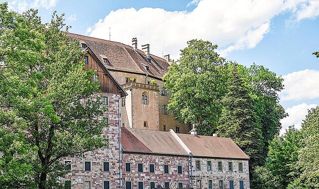 Idyllisch gelegen, ist Schloss Aschach ein Wahrzeichen in der Region.