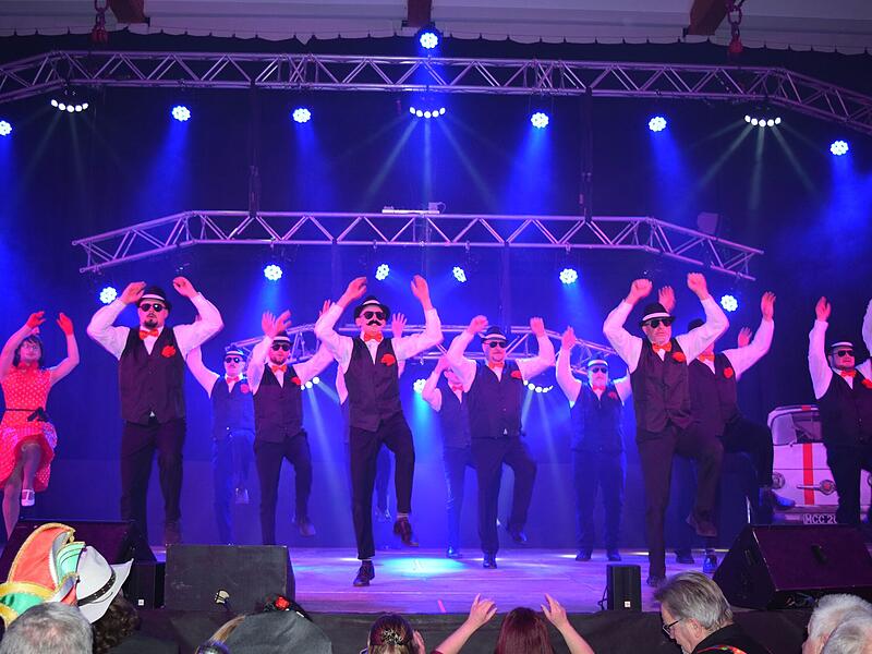 Das ganze MCC-M&auml;nnerballett entstieg dem Cinquecento und machte auch t&auml;nzerisch m&auml;chtig Eindruck