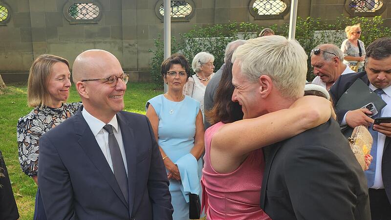 Zwei, die sich mögen: Dorothee Bär und Intendant Alexander Steinbeis. Den Oberbürgermeister Dirk Vogel freut’s. Zwei, die sich mögen: Dorothee Bär und Intendant Alexander Steinbeis. Den Oberbürgermeister Dirk Vogel freut’s.