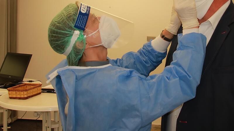 Bad Staffelsteins Zweiter Bürgermeister Hans Josef Stich lässt sich von Schwester Annemarie Bogdanovic auf eine Corona-Infektion testen. Testen lassen kann sich hier nun jeder, der sich vorher anmeldet. Bad Staffelsteins Zweiter Bürgermeister Hans Josef Stich lässt sich von Schwester Annemarie Bogdanovic auf eine Corona-Infektion testen. Testen lassen kann sich hier nun jeder, der sich vorher anmeldet.