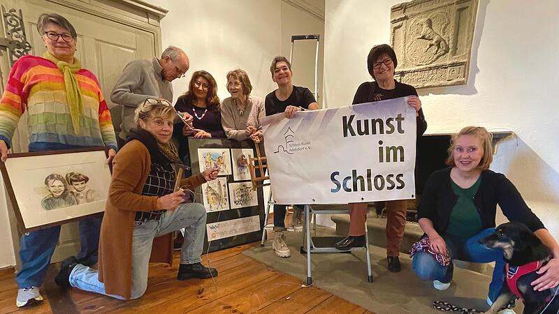 Martina Thiele, Martin Sachs, Irene Haas, Gabriele Jost, Manuela Keller-Denzler, Hedwig Schröder (von links stehend) und Annette Heineck - (kniend links) sowie Angela Schmidt freuen sich auf die Ausstellung. Martina Thiele, Martin Sachs, Irene Haas, Gabriele Jost, Manuela Keller-Denzler, Hedwig Schröder (von links stehend) und Annette Heineck - (kniend links) sowie Angela Schmidt freuen sich auf die Ausstellung.