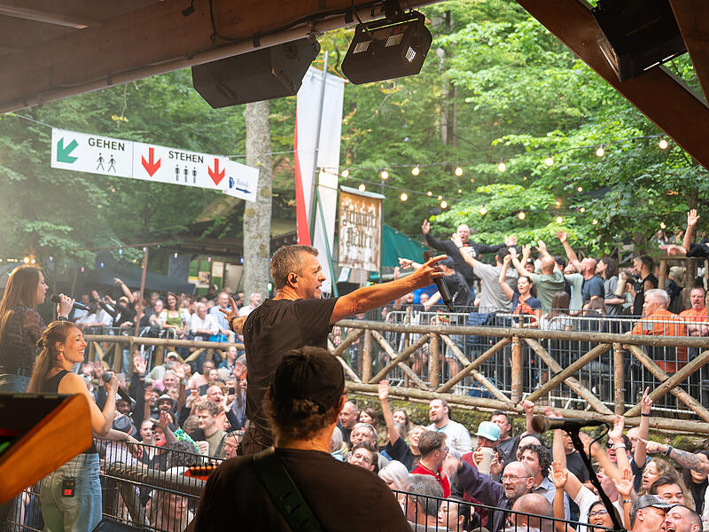 Annafest Forchheim 2025: Zweiter SamstagAnnafest 2025: Zweiter Samstag Teil 2 Das Musikprogramm ist auf dem Forchheimer Annafest jedes Jahr ein Besucherhighlight. Könnten wie auf der Erlanger Bergkirchweih aber einige Songs nicht gespielt werden?
