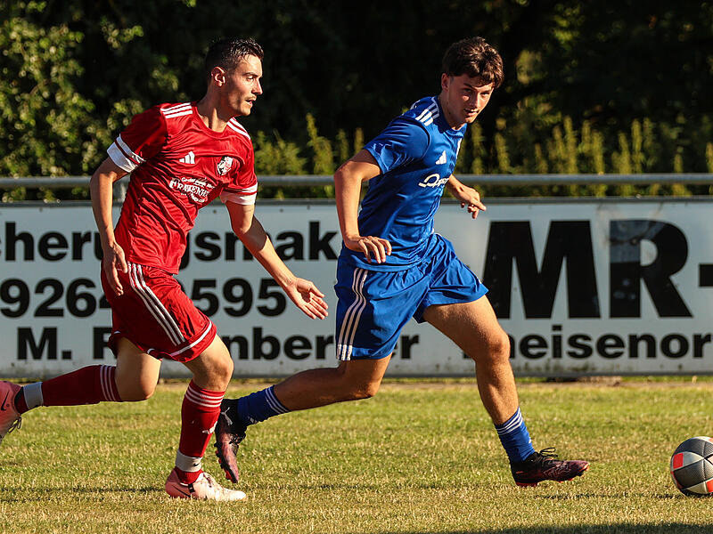 Der&nbsp; Mitwitzer Matchwinner Louis Witzgall (blaues Trikot) hat sich auf der Au&szlig;enbahn gegen Jonas Wich durchgesetzt und setzt zur Flanke an.&nbsp;