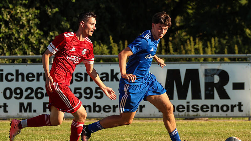 Der Mitwitzer Matchwinner Louis Witzgall (blaues Trikot) hat sich auf der Außenbahn gegen Jonas Wich durchgesetzt und setzt zur Flanke an. Der Mitwitzer Matchwinner Louis Witzgall (blaues Trikot) hat sich auf der Außenbahn gegen Jonas Wich durchgesetzt und setzt zur Flanke an.