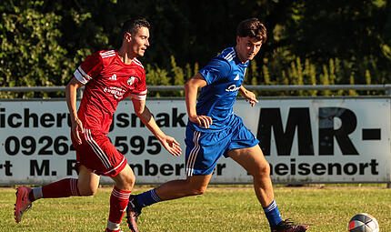 Der&nbsp; Mitwitzer Matchwinner Louis Witzgall (blaues Trikot) hat sich auf der Au&szlig;enbahn gegen Jonas Wich durchgesetzt und setzt zur Flanke an.&nbsp;